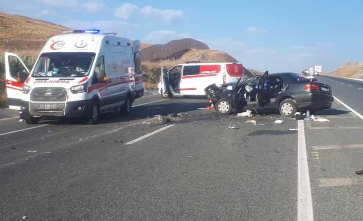 Erzincan’da meydana gelen trafik kazasında 2 kişi yaşamını yitirdi 4