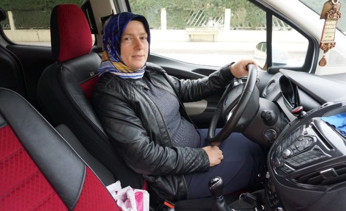 Sakarya’nın Akyazı ilçesinde taksi şoförlüğü yapan ve Sakarya’nın tek kadın