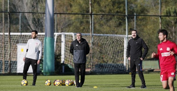 Demir Grup Sivasspor Teknik Direktörü Samet Aybaba, Süper Lig'in ilk