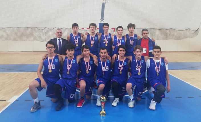 Okul Sporları A Genç erkekler basketbol müsabakaları oynanan final maçı