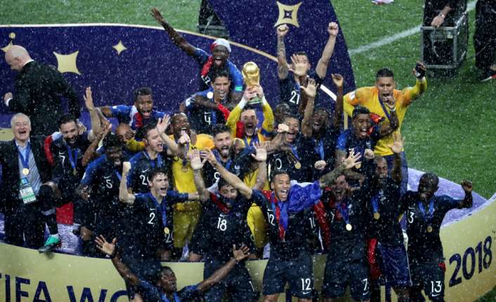 Dünya Şampiyonu Fransa, kupasını