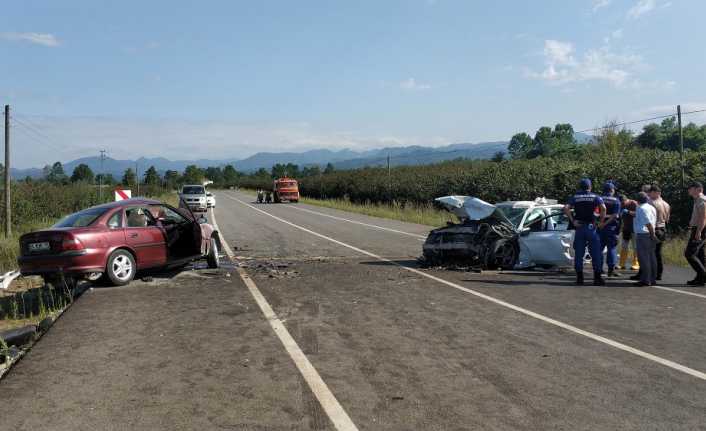 Samsun’da iki otomobilin kafa kafaya çarpışması sonucu meydana gelen trafik