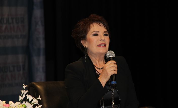 Sanatçı Hülya Koçyiğit, sanat ve siyasetin halk için yapıldığını, her
