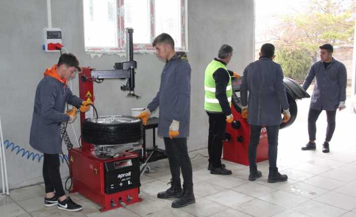 Erzincan Meslek ve Teknik Anadolu Lisesi Motor Bölümü öğrencileri teorikte