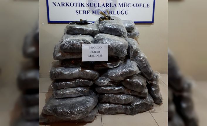 Şanlıurfa’nın Bozova ilçesinde durdurulan bir kamyonette 160 kilo esrar maddesi