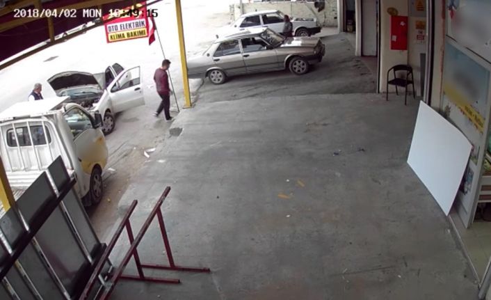 Mersin Tarsus ilçesinde şapkasını arabasının açık camından içeri atan tamir