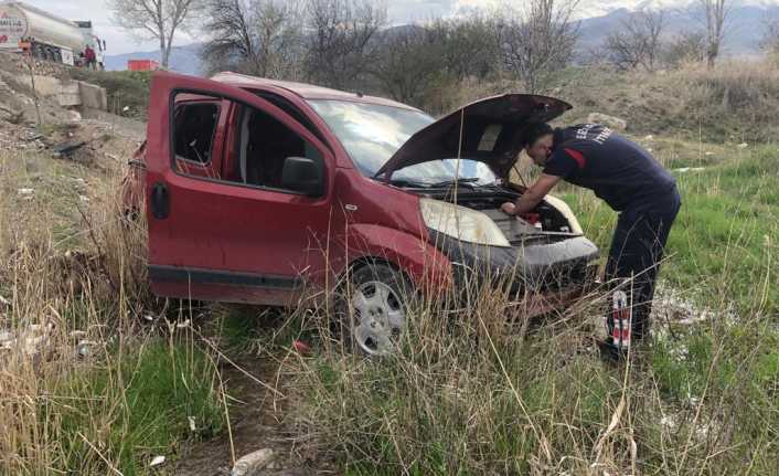 Erzincan’da meydana gelen trafik kazasında şarampole devrilen araçta bulunan iki