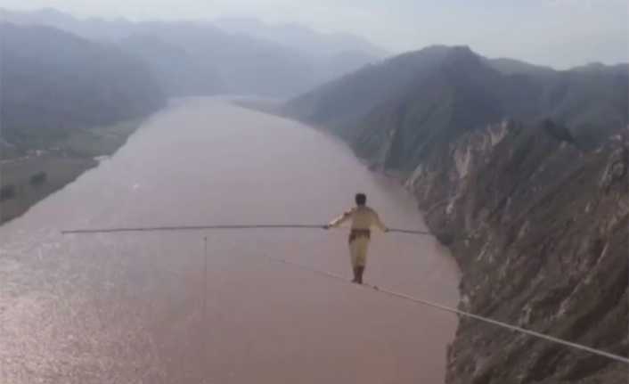 Ünlü ip cambazı ve asistanı Çin’in Ningxia Hui Özerk Bölgesi’ne