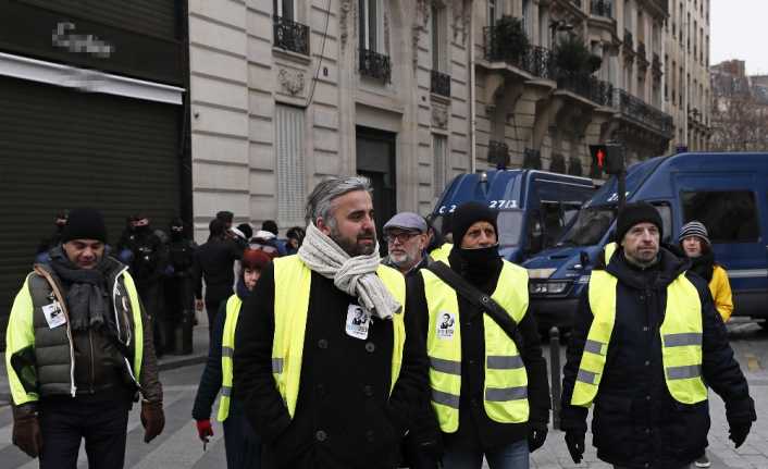 Fransa’da devam eden Sarı Yelekliler protestoları kapsamında gözaltı sayısı 72’ye