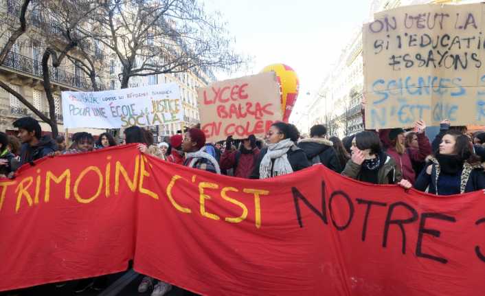 Fransa Cumhurbaşkanı Emmanuel Macron’un ekonomi politikaları sebebi ile eylem başlatan