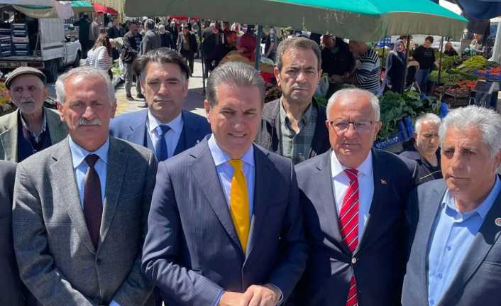 CHP Erzincan Milletvekili Adayı Mustafa Sarıgül salı pazarını gezerek vatandaşlar