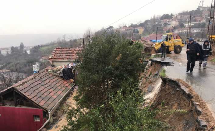 İstanbul Sarıyer’de gece boyunca devam eden yoğun yağış sonucunda yol
