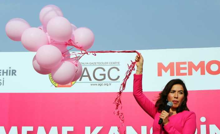Ünlü şarkıcı Burcu Güneş, Antalya’da meme kanserine dikkat çekmek amacıyla