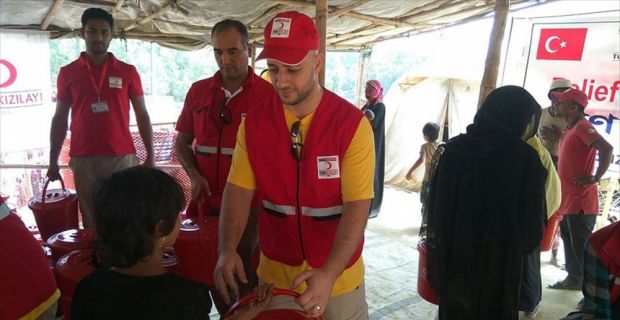 Bangladeş'te Arakanlı Müslümanların kaldığı kampları ziyaret eden Zain, Türk Kızılayının