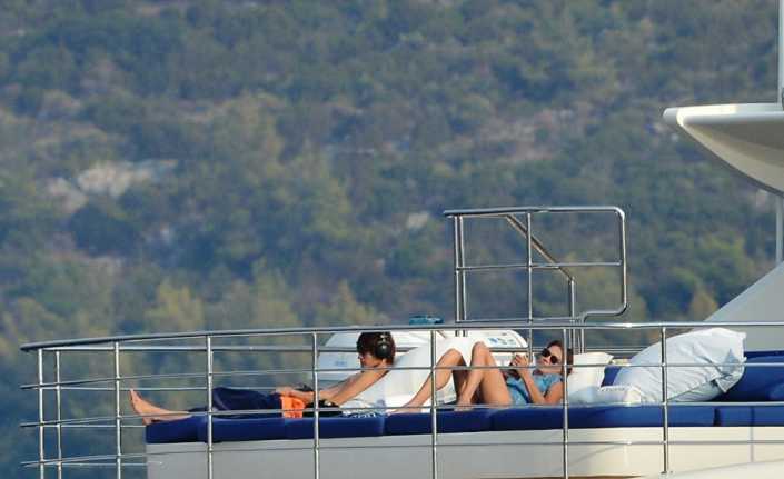 Fransa’nın eski cumhurbaşkanı Nicolas Sarkozy ve şarkıcı eşi Carla Bruni,