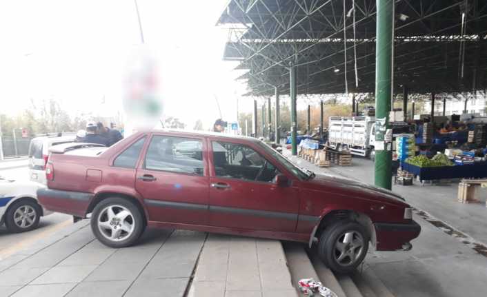Ankara’da otomobilini merdivenlerden geçirip pazara girmeye çalışan sürücü, hem pazarcılara