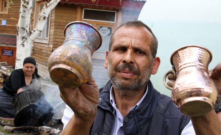 Türkiye’yi karış karış gezen Yaşar Tokgöz, son kalay ustalarından.