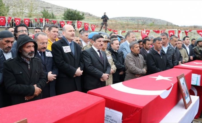 Siirt'te yol yapım çalışmasında emniyeti sağlayan güvenlik güçlerine PKK'lı teröristlerce