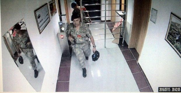 FETÖ'nün darbe girişiminin seyrini değiştiren Astsubay Ömer Halisdemir'in şehit edilmeden
