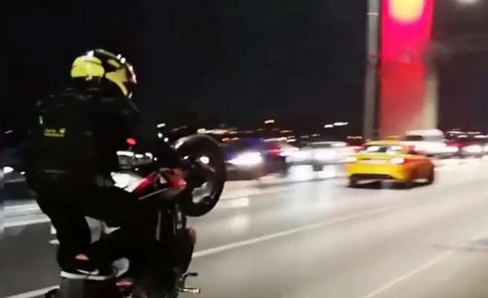 15 Temmuz Şehitler Köprüsü’nde motosikletli bir genç, hızla akan trafikte