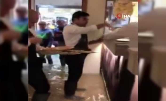 Şiddetli yağışın ardından su baskınlarının yaşandığı Venedik’te müşterilere pizza servisi