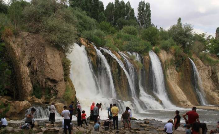 Van’ın Muradiye Şelalesi’ni ziyaret eden vatandaşlar, sıcak havada şelalenin soğuk