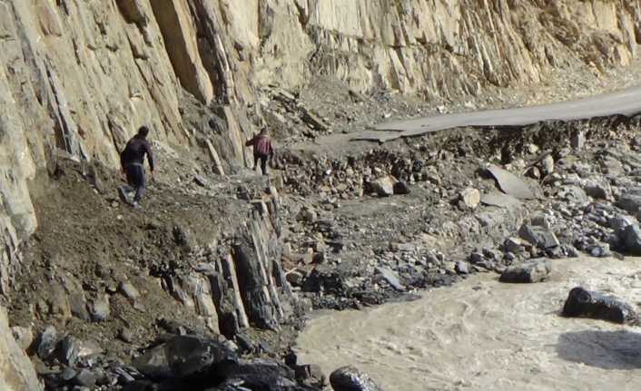 Hakkari’nin Kırıkdağ köyünde yaşanan sel felaketinin oluşturduğu tahribat, suların çekilmesiyle