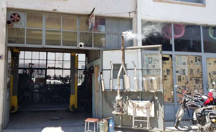 Kastamonu’nun Tosya ilçesinde egzoz ustası Servet Gülmen, semaverin bacasına egzoz