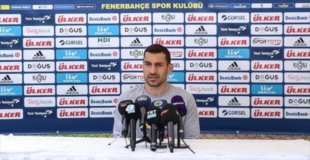 Fenerbahçe'nin savunma oyuncularından Şener Özbayraklı, ilk yarının son haftalarında ortaya