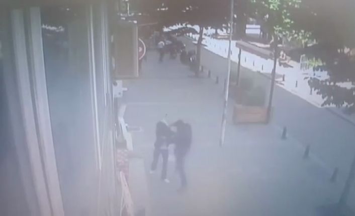 Kağıthane’de sokak ortasında karısını döverken çevredeki vatandaşlardan meydan dayağı yiyen