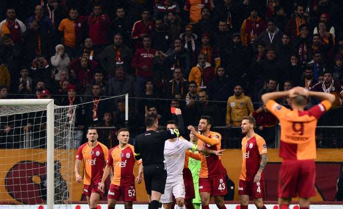 Galatasaray’ın defans oyuncusu Serdar Aziz, 87. dakikada kırmızı kart gördü.