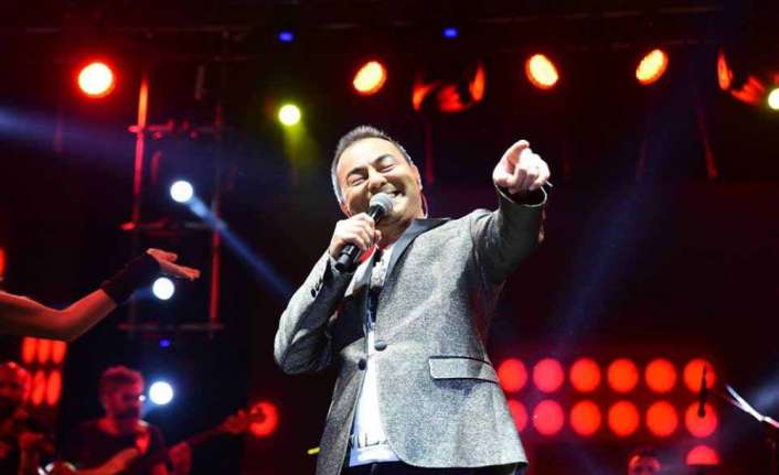 Antalya’nın Finike ilçesinde düzenlenen Uluslararası Portakal Festivali’nin son gecesinde Serdar
