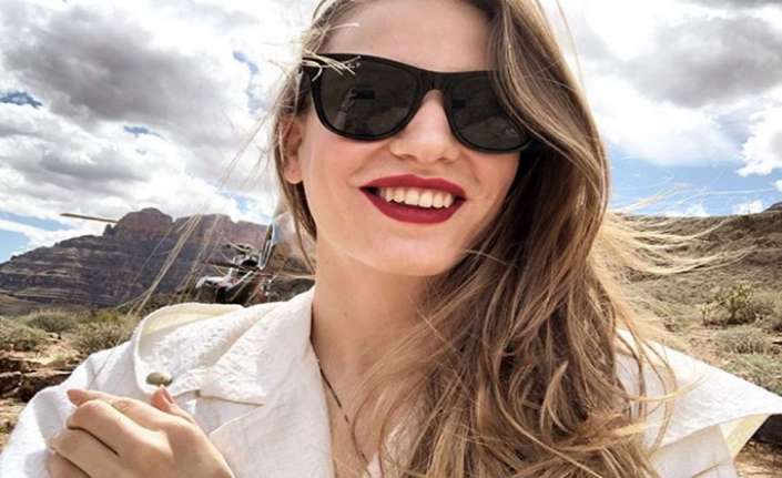 Ünlü oyuncu Serenay Sarıkaya, bugün 27 yaşına bastı.
