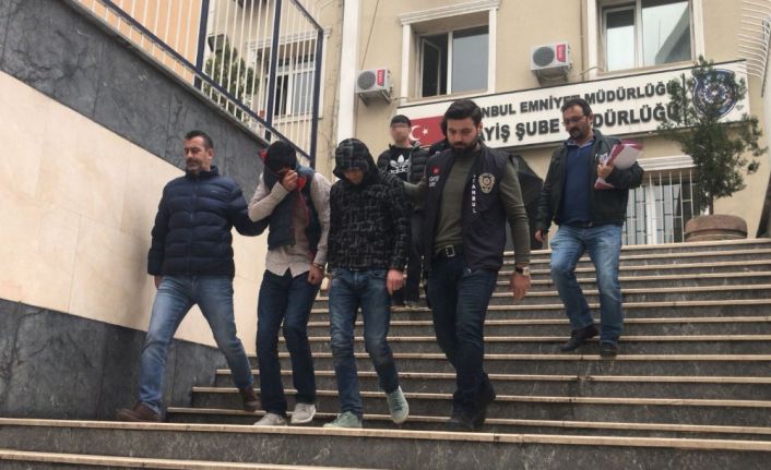 İstanbul’da bıçakla bir marketi soyarak içerideki müşteriyi gasp eden şahıslar
