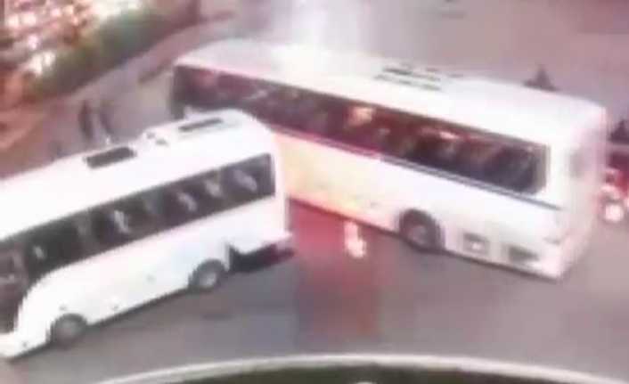 İzmir’in Bornova ilçesinde kontrolden çıkan servis otobüsü önündeki servis minibüsüne