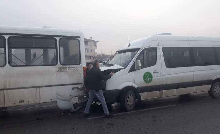 Servisler Çarpıştı 3 Yaralı Erzincan'da okul personelini taşıyan servis, fabrika işçilerini taşıyan otobüsle çarpıştı.