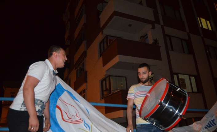 Trabzon’un Yeşiltepe Mahallesi’nde sahurda arkadaşının çaldığı davul eşliğinde söylediği şarkılarla