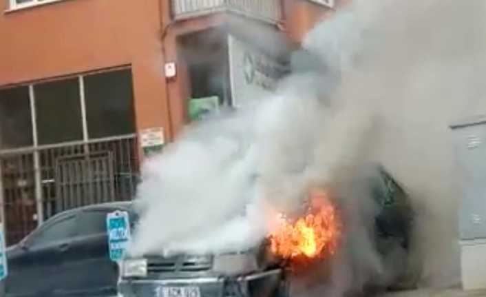 Bursa’da cadde üzerinde ilerleyen bir otomobilin motoru aniden alev aldı,