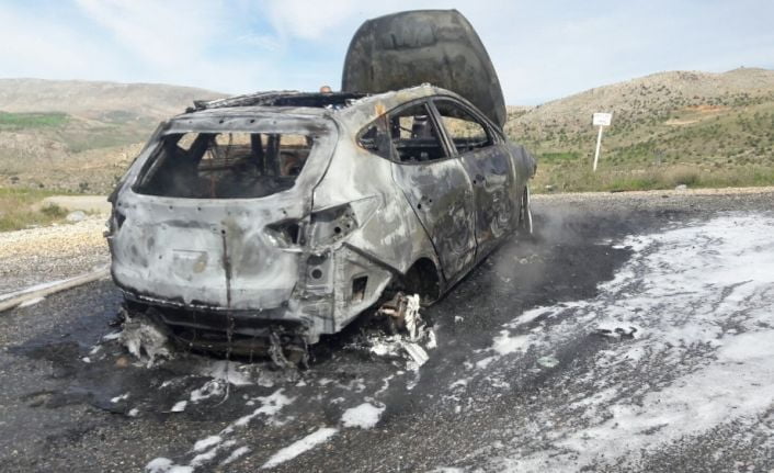 Adıyaman’ın Kahta ilçesinde seyir halindeyken alev alan otomobil, kullanılamaz hale