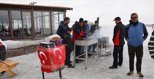 Kars'ın Sarıkamış ilçesinde seyyar köfte ve sucuk satarak geçimini sağlayan