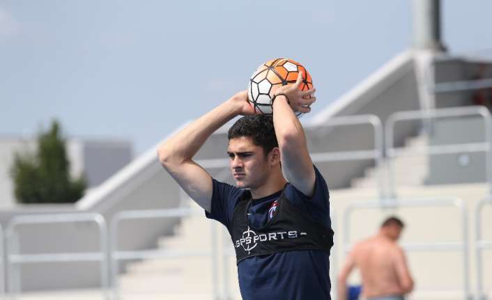 Trabzonspor’un transfer görüşmesi için izin verdiği Ramil Sheidaev, bir takımla