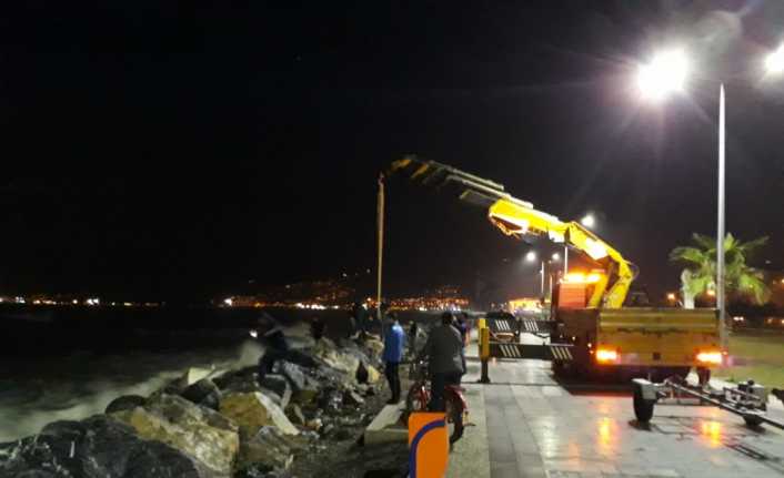 Hatay’ın İskenderun ilçesinde sabah saatlerinden itibaren etkili olan fırtına denize