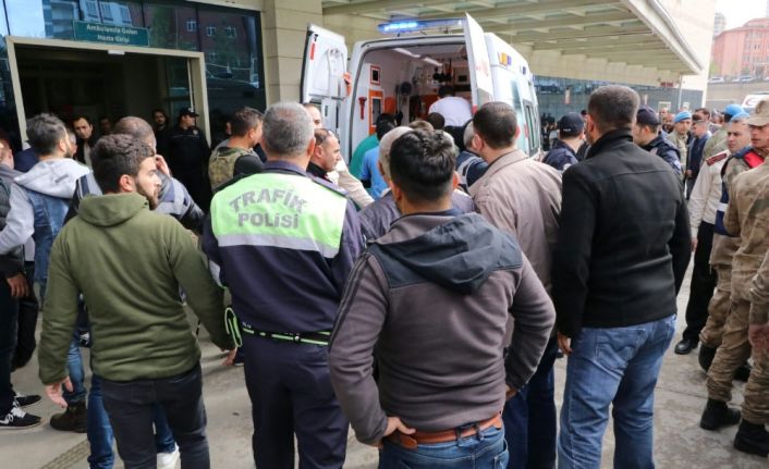 Siirt’in Eruh ilçesi Ormanardı kırsalında yol yapım çalışmasında emniyeti sağlayan