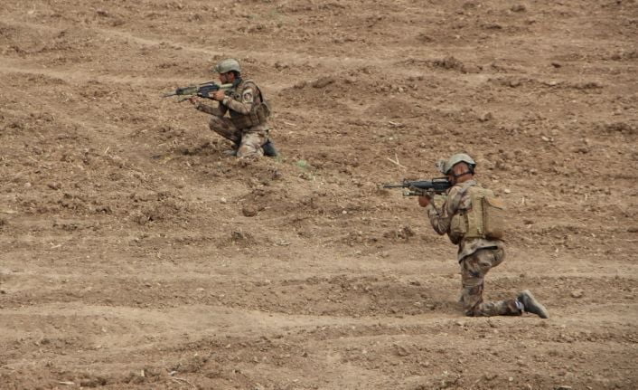İçişleri Bakanı Süleyman Soylu, hastanede bulunan yaralı asker ve güvenlik