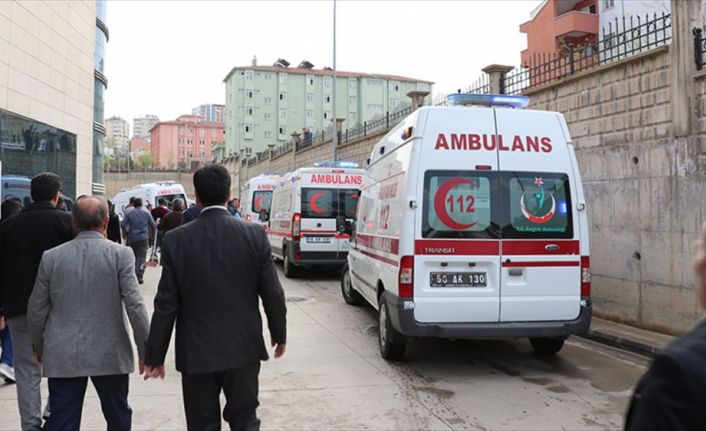 Siirt'te terör örgütü PKK mensuplarınca düzenlenen saldırıda 6 güvenlik korucusu