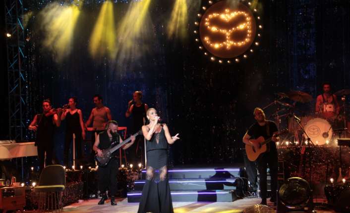 Yaz konserleri kapsamında Ege’de fırtınalar koparan Sıla, ikinci kez çıktığı