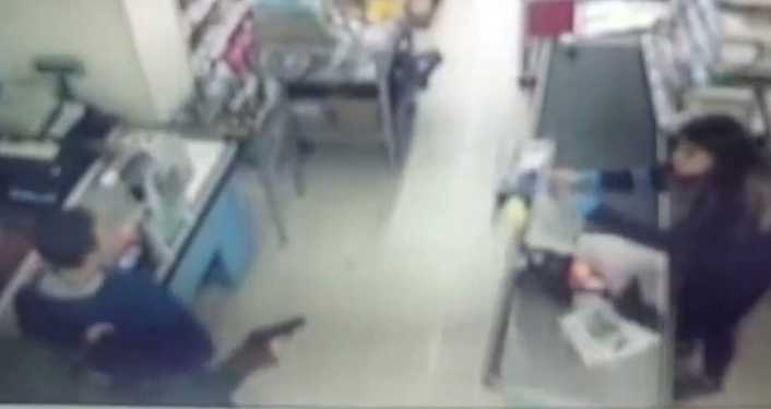 Denizli’de bir süpermarketin kasiyerine silah doğrultarak kasadaki tüm parayı çalan