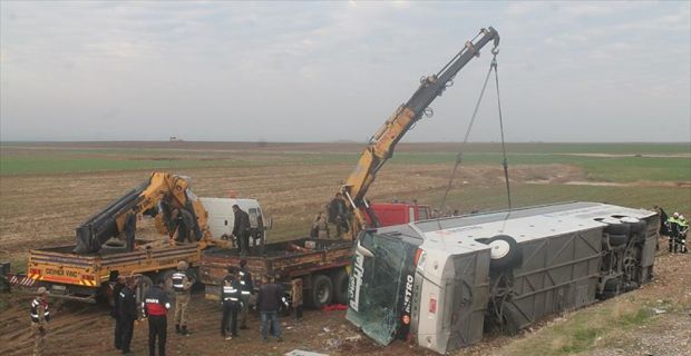 Şırnak'ın Silopi ilçesinde Irak uyrukluları taşıyan otobüsün devrilmesi sonucu, ilk