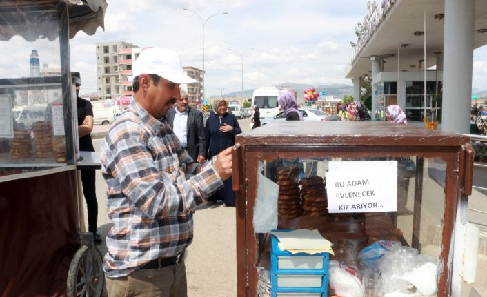 Adıyaman’da simit satarak geçimini sağlamaya çalışan konuşma engelli Hasan Aslan,