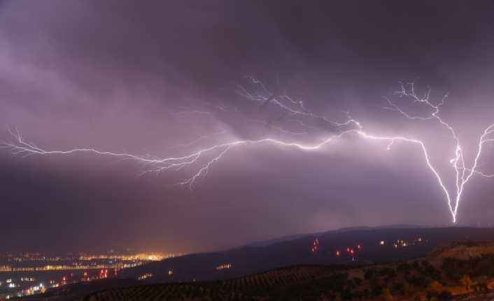 Hatay’da İskenderun Körfezi’nde gece boyunca etkili olan sağanak yağmur sırasında